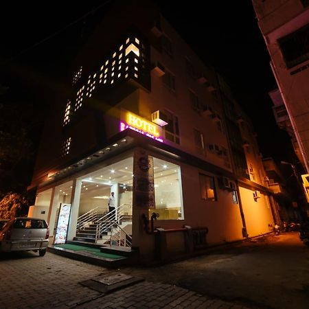 Radical Palace Hotel And Restaurant Lucknow Exterior foto